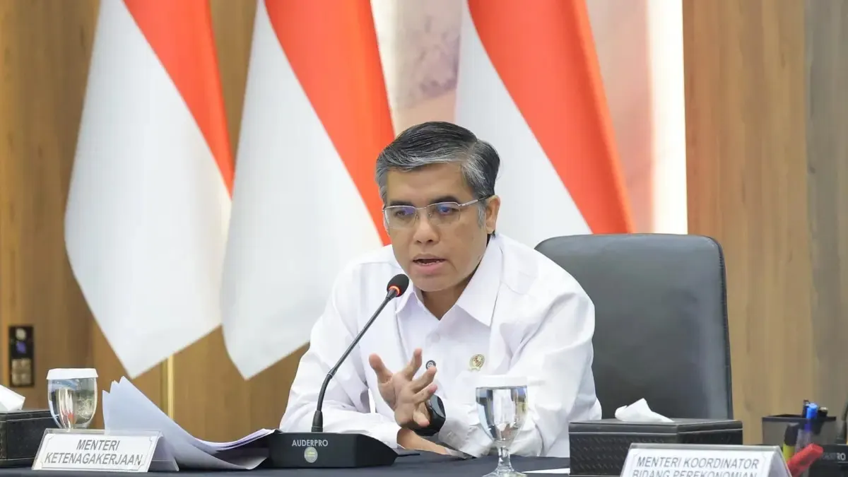 Menaker Yassierli dalam konferensi pers di Kantor Kemenko Perekonomian