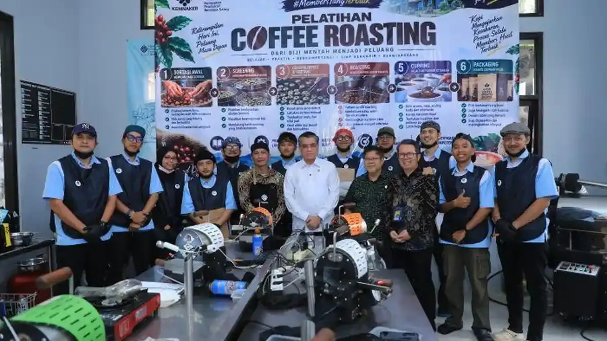 Menaker RI, Yassierli foto bersama dengan peserta pelatihan vokasi saat kunjungan kerja ke BPVP