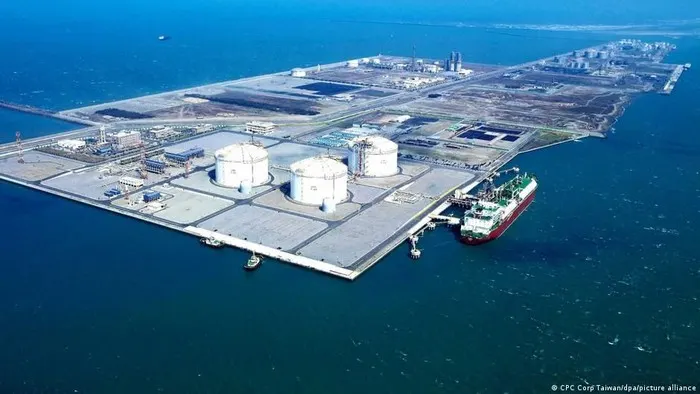 Kapal tanker LNG bersandar di terminal CPC di Taichung, Taiwan, pada 17 Mei 2011