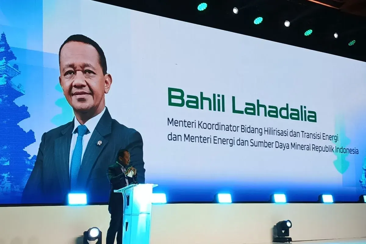 Menteri Koordinator Bidang Hilirisasi dan Transisi Energi RI Bahlil Lahadalia memberikan sambutan dalam forum Bali Tech Week 2026 di Sanur, Denpasar, Bali, Senin (19/10/2026).