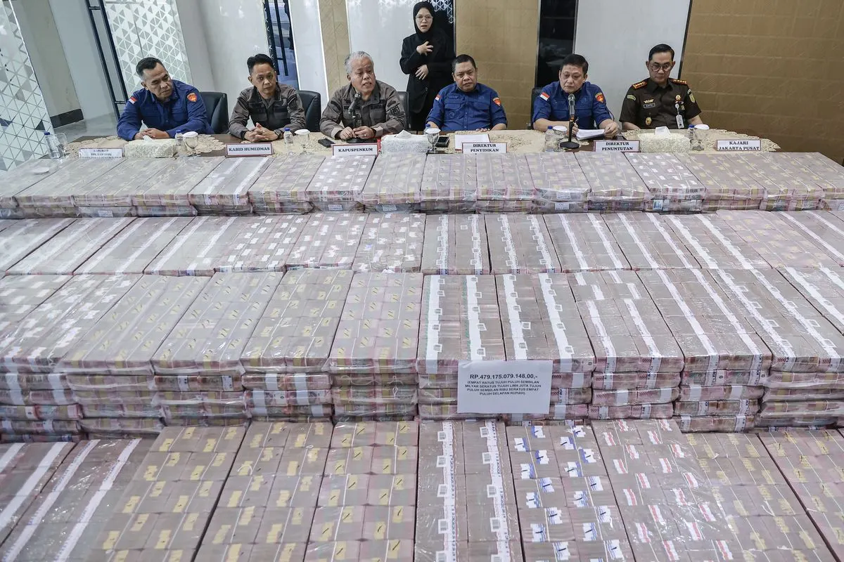 Kapuspenkum Kejagung Harli Siregar (ketiga kiri) bersama (dari kiri) Kasubdit TPK dan TPPU Direktorat Penuntutan Arif Budiman, Kabid Humedmas M. Irwan Datuiding, Direktur Penyidikan Jampidsus Abdul Qohar Affandi, Direktur Penuntutan Jampidsus Sutikno, dan Kajari Jakarta Pusat Safrianto Zuriat Putra menyampaikan keterangan dalam konferensi pers perkembangan penanganan perkara dugaan Tindak Pidana Pencucian Uang (TPPU) dan Tindak Pidana Korupsi (TPK) dalam kegiatan usaha perkebunan kelapa sawit PT