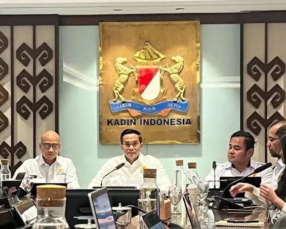 Ketua Umum Kamar Dagang dan Industri Inonesia (KADIN), Anindya Novyan Bakrie saat menyampaikan konferensi pers terkait Business Pulse Q3 di kantor Kadin Indonesia, Jakarta, Kamis (22/10/2026).