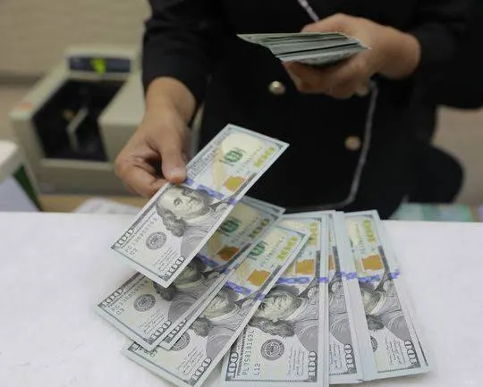 IHSG Anjlok, Warga Serbu Money Changer Jakarta Pusat, Dolar AS Tembus Rp18.000