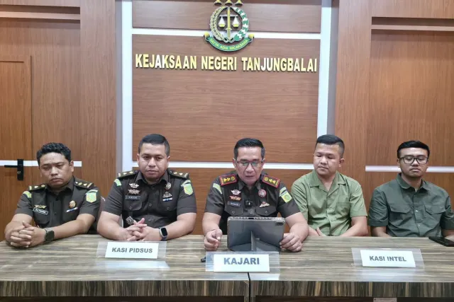 Kejari Tanjung Balai Tahan Dua Pegawai Bank BUMN dalam Kasus Korupsi KUR Rp15,6 Miliar